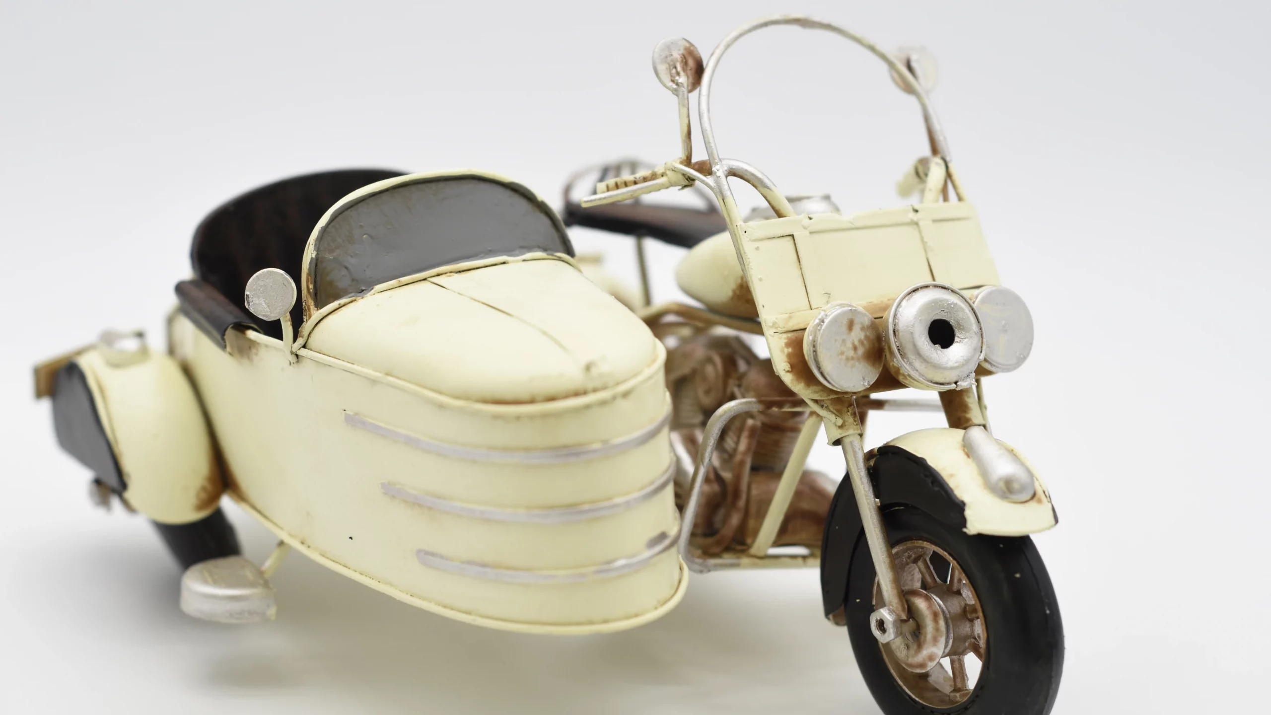 Miniaturmodel eines Motorrads mit Beiwagen aus Zinn in Beige – Bild 2