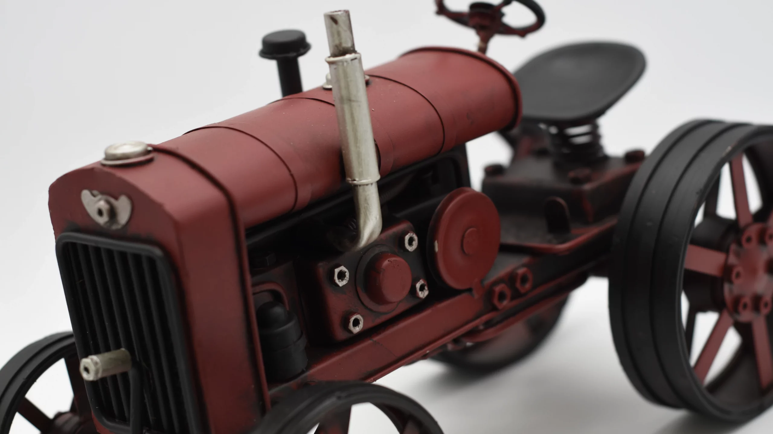 Miniaturmodel eines alten Treckers in Weinrot – Bild 2