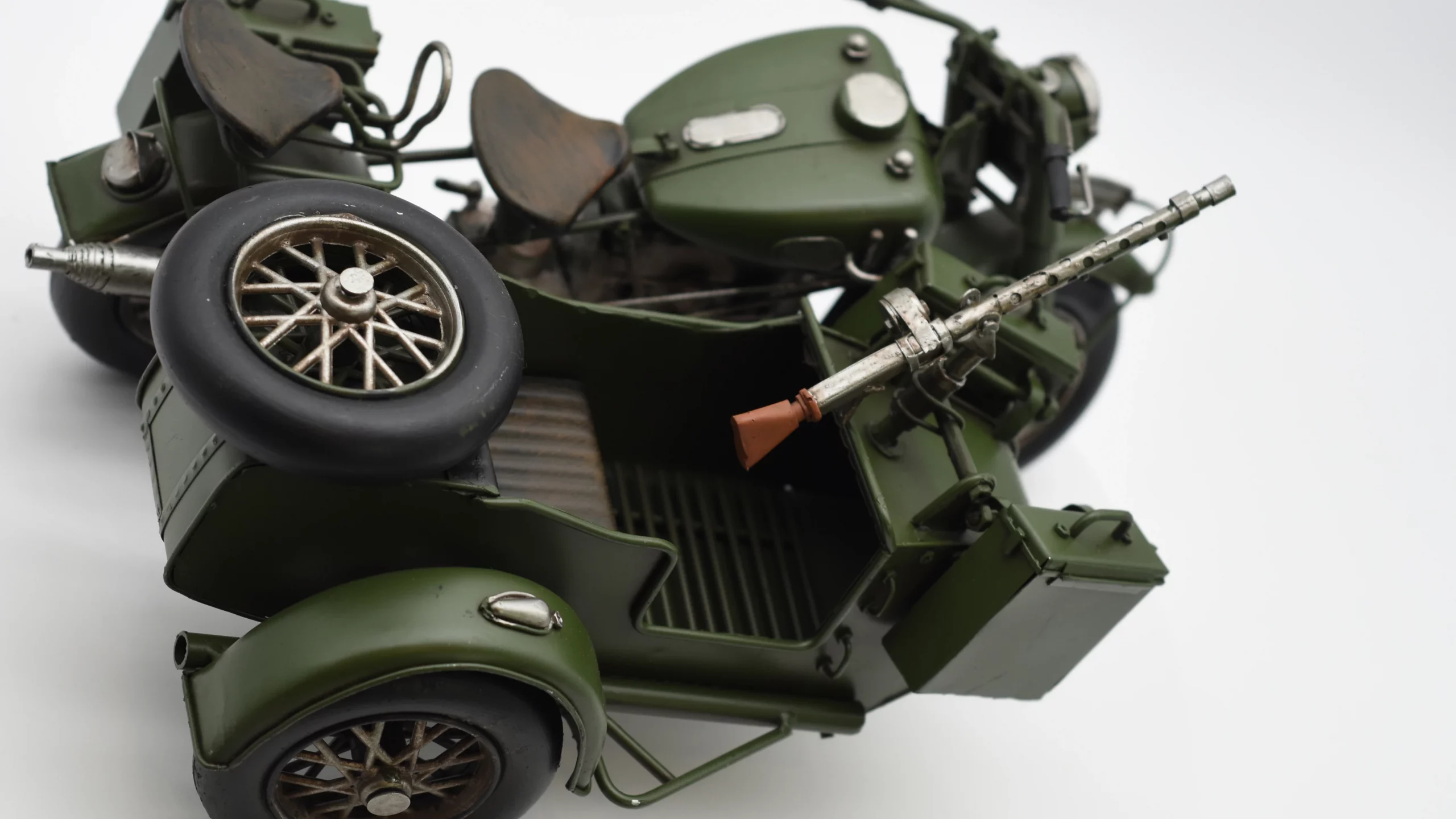 Miniaturmotorrad mit Beiwagen aus Zinn – Bild 3