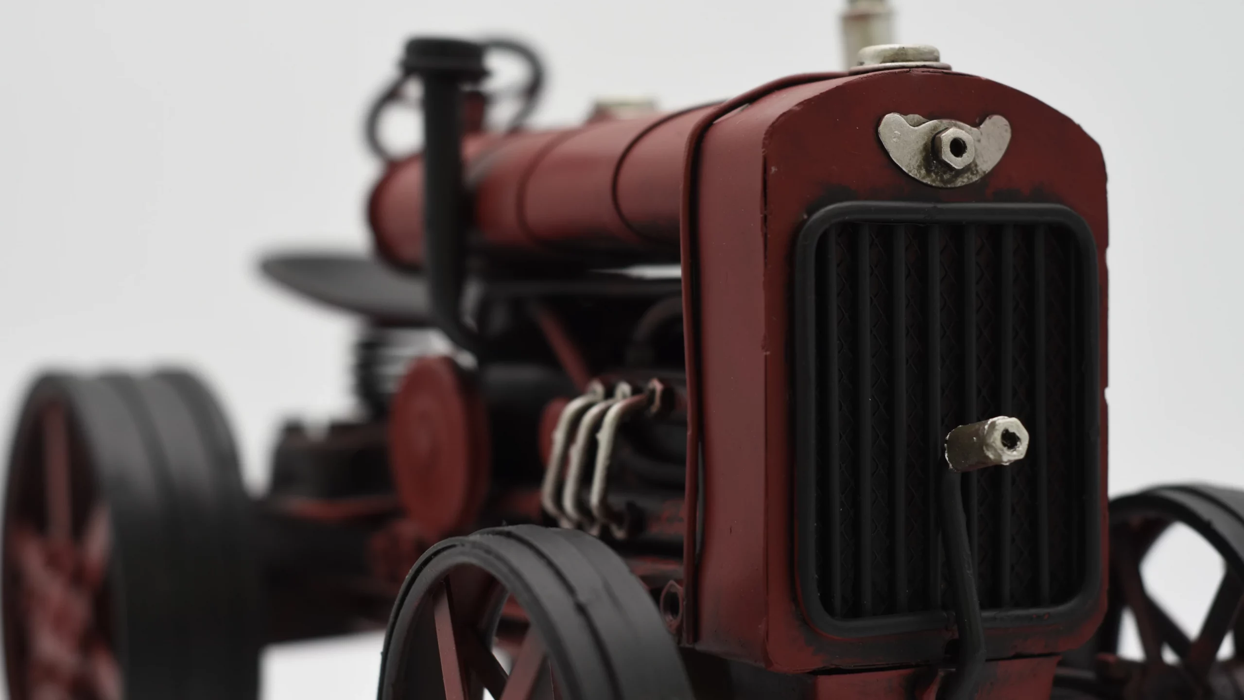 Miniaturmodel eines alten Treckers in Weinrot – Bild 3