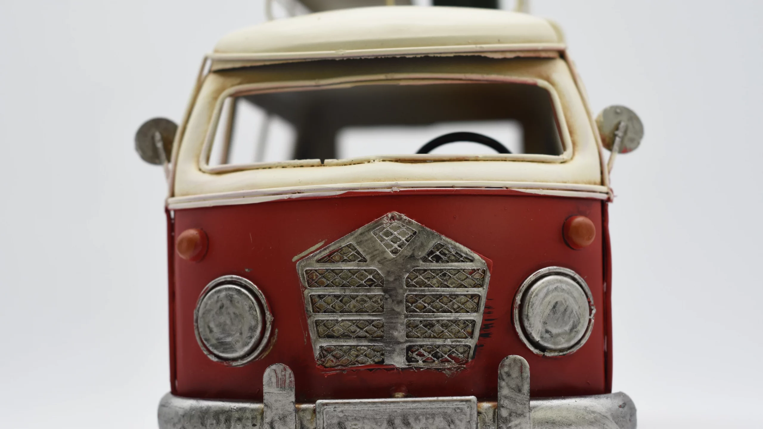 Miniaturmodel eines VW-Busses in Rot-Beige mit Koffer – Bild 3