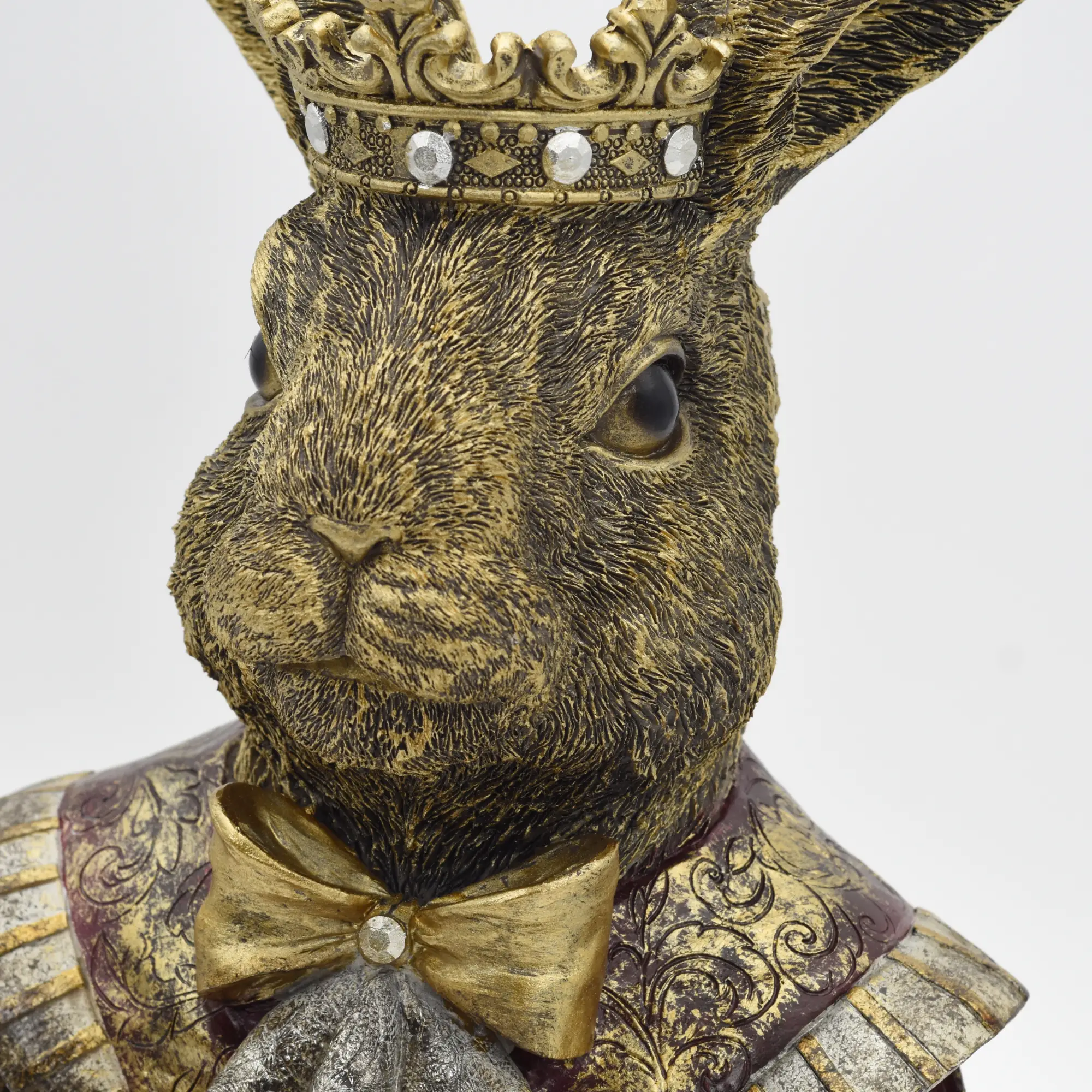 Detailreiche Hasenstatue mit Krone – Bild 3