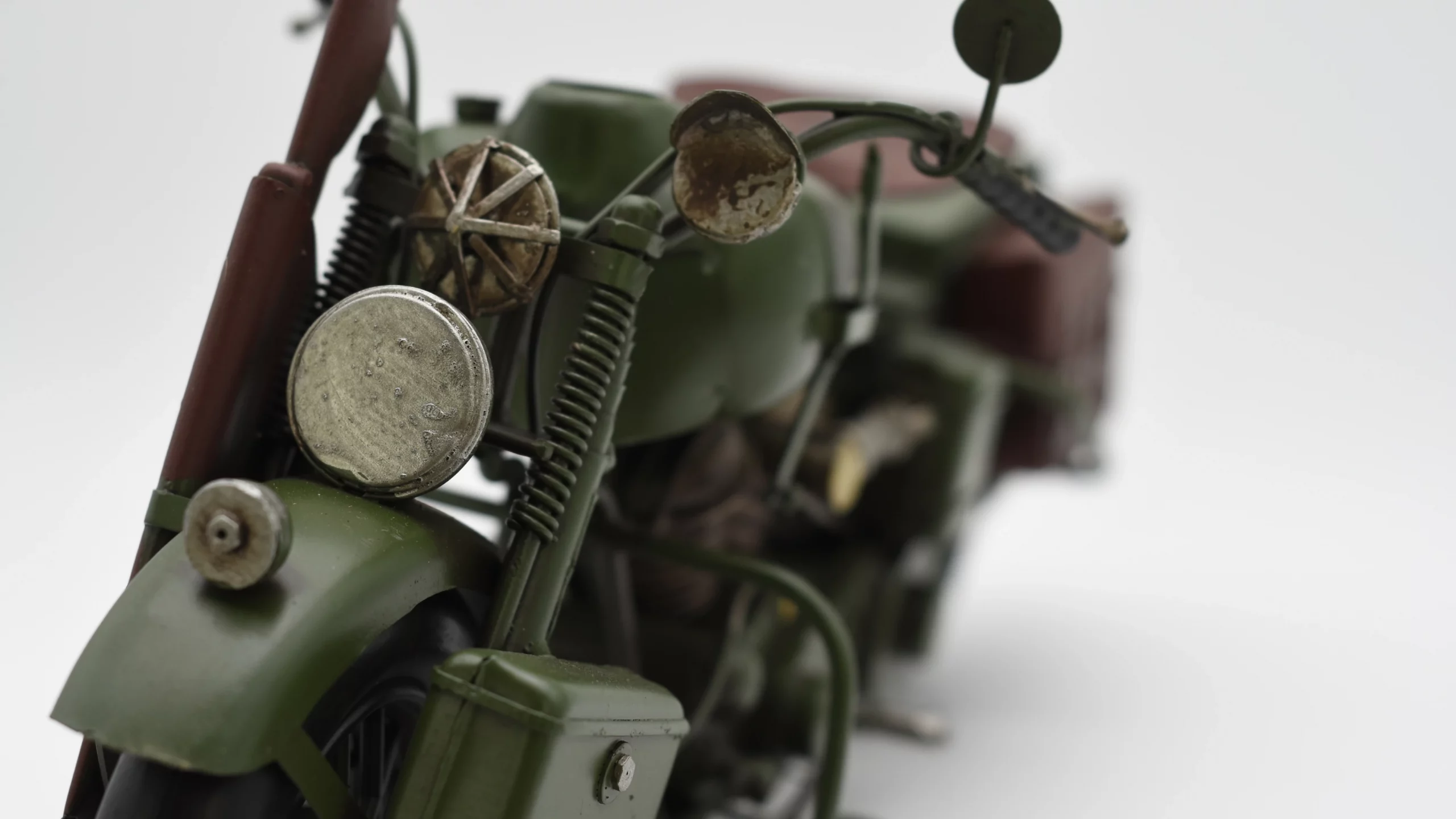 Miniaturmodel eines Militärmotorrads aus Zinn in Tarngrün – Bild 3