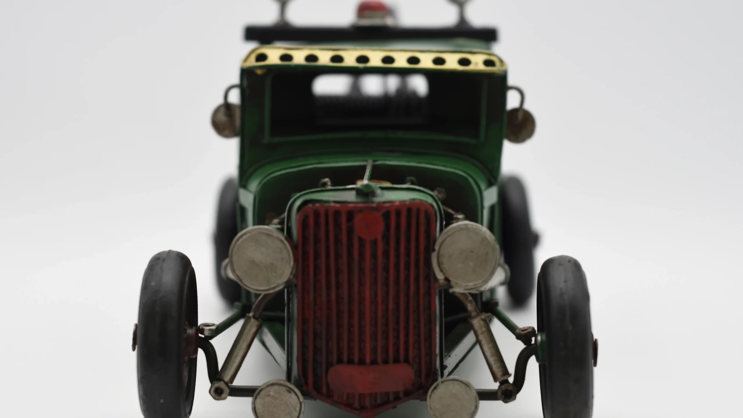 Miniaturmodel eines Hot-Rod-Abschleppwagens aus Zinn in Tannengrün – Bild 3