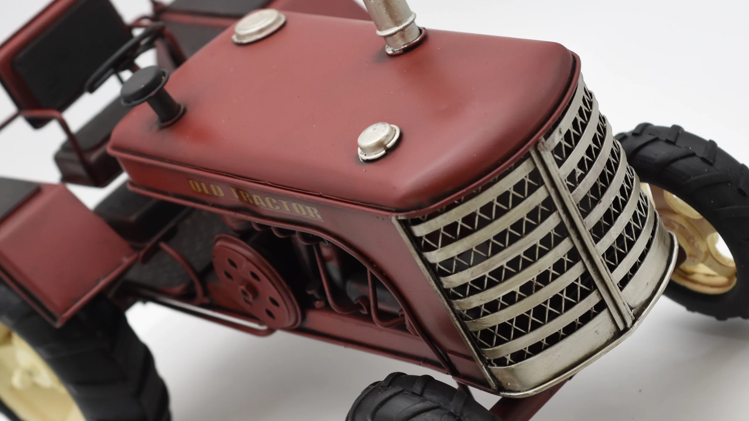 Miniaturmodel eines alten Treckers aus Zinn in Weinrot – Bild 3