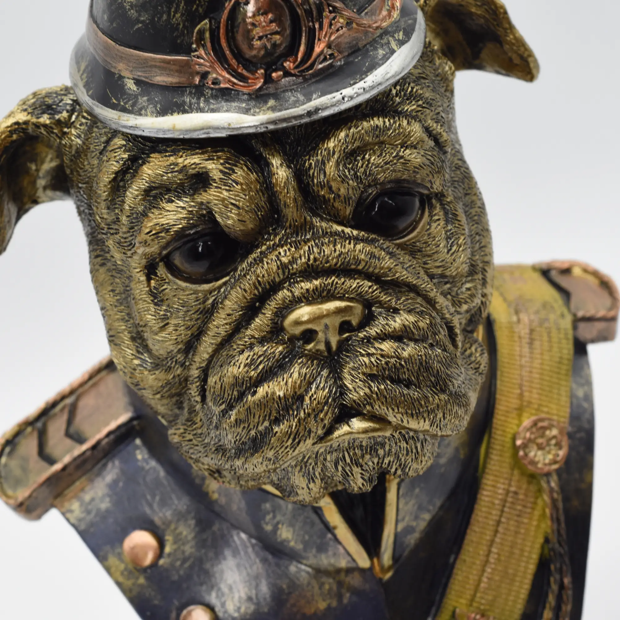 Büste einer Bulldogge in Uniform – Bild 7