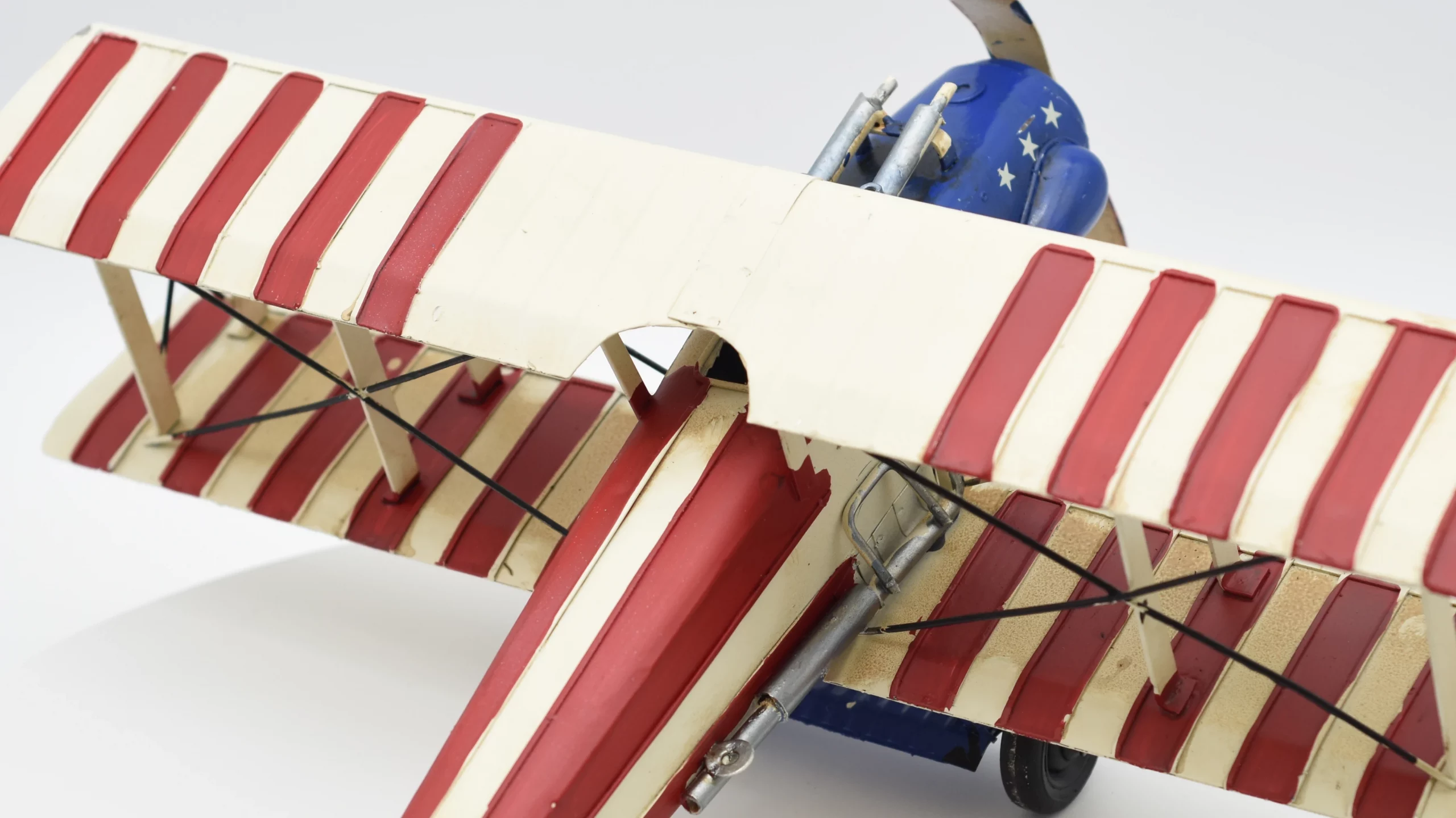 Miniaturmodel eines bewaffneten Doppeldeckerflugzeugs aus Zinn mit US-Flagge – Bild 3