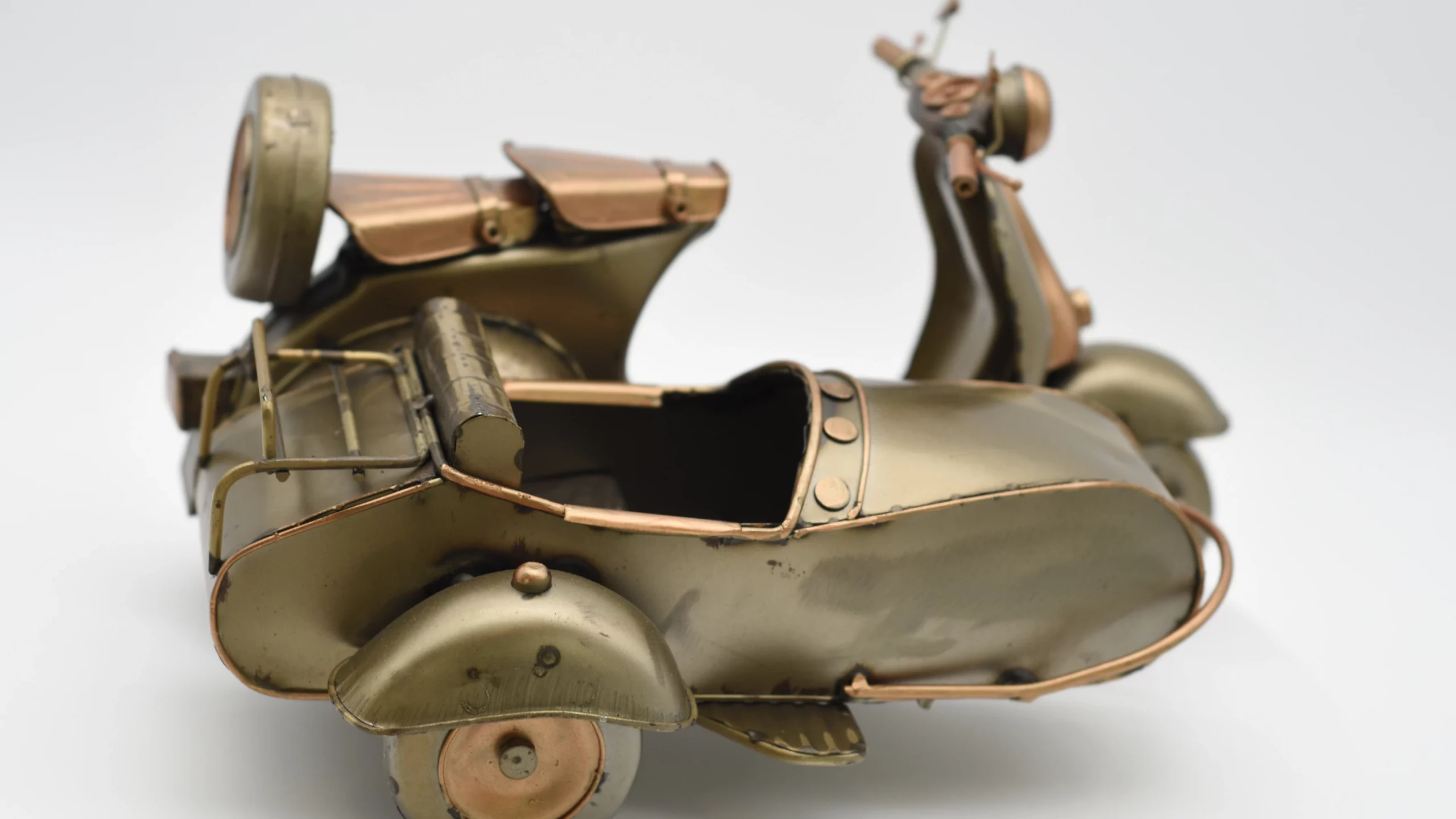 Miniaturmodel einer Vespa mit Beiwagen in Gold- und Bronzefarben – Bild 3