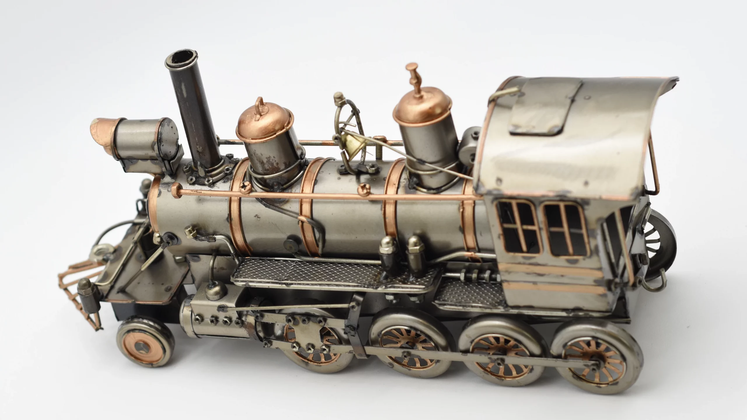 Miniaturmodel einer alten Dampflok in Gold- und Bronzetönen – Bild 6