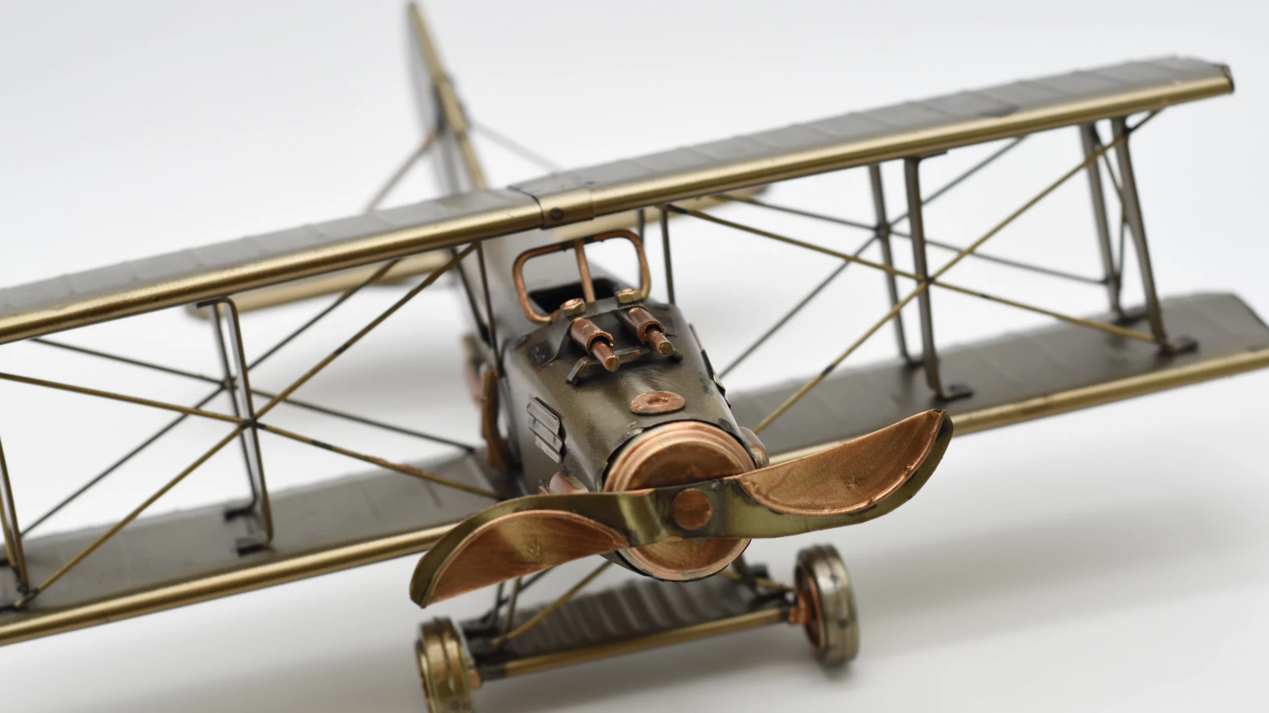 Miniaturmodel eines bewaffneten Doppeldeckerflugzeuge in Gold- und Bronzefarben – Bild 3