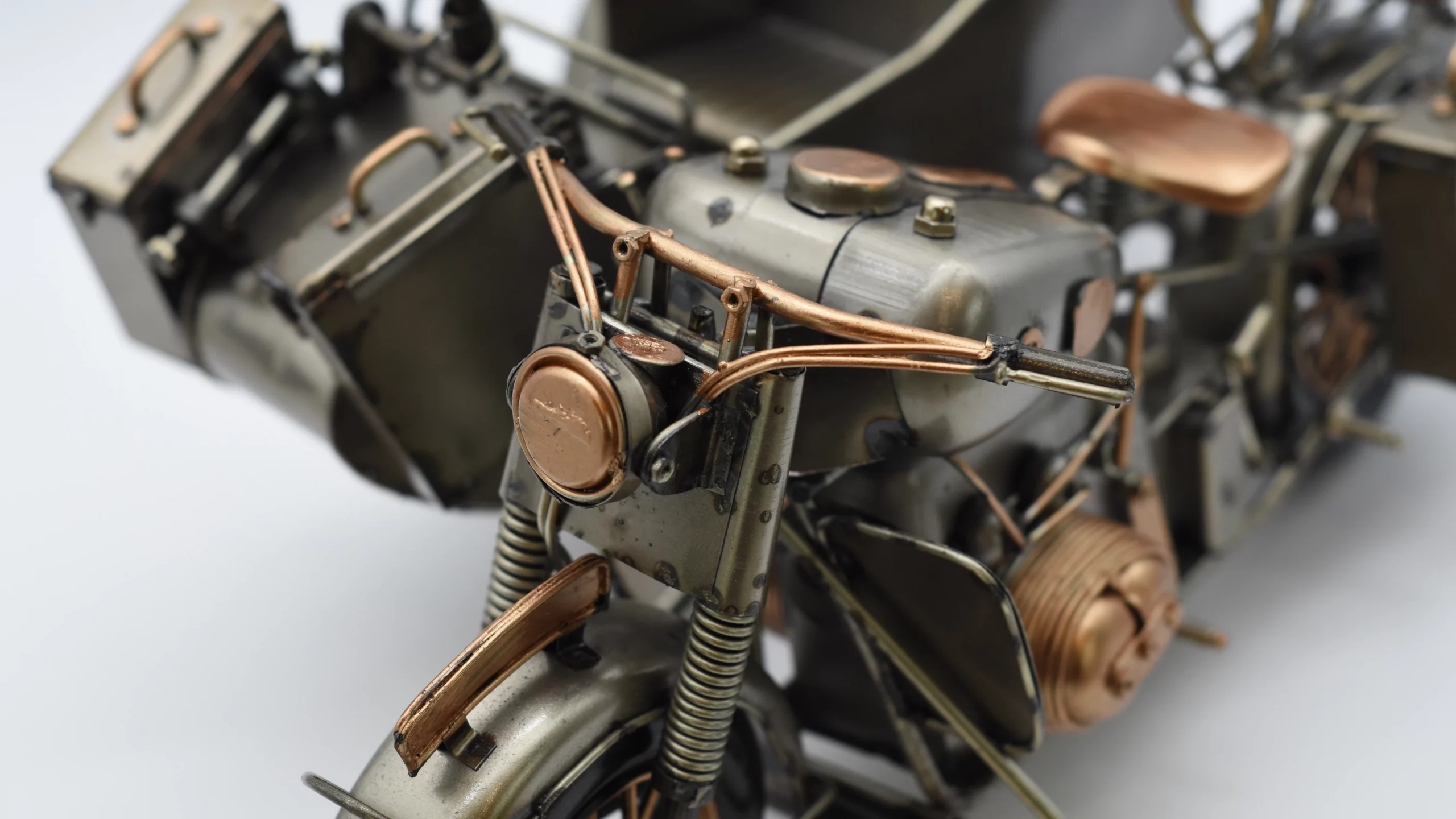 Bewaffnetes Miniaturmotorrad mit Beiwagen aus Zinn in Gold- und Bronzefarben – Bild 3