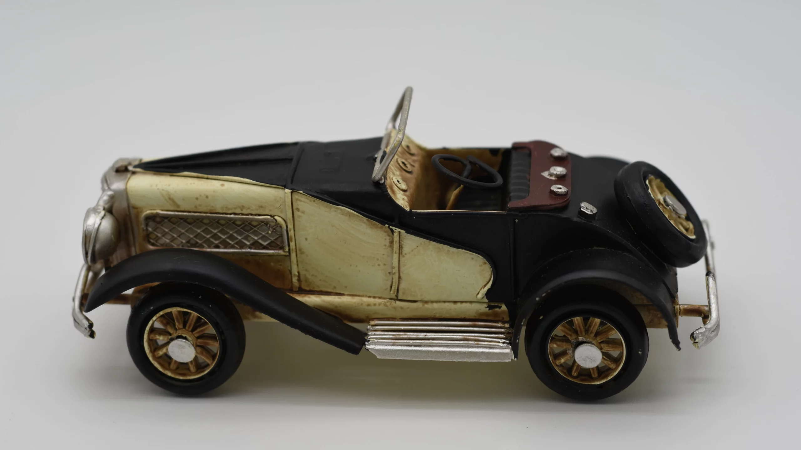 Miniaturmodel eines Oldtimers aus Zinn aus den 1920er Jahren in Schwarz-Weiß – Bild 3
