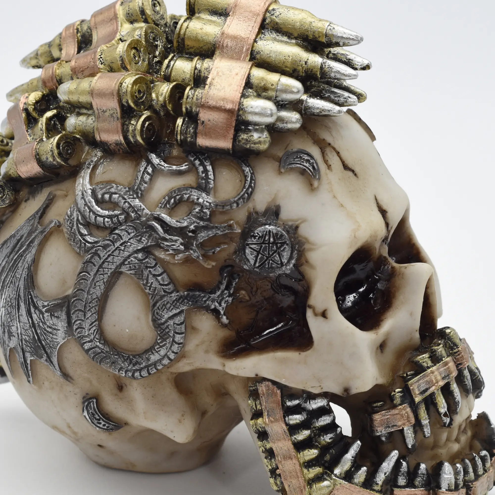 Verzierter Totenschädel aus Resin mit Zähnen und Irokesen aus Patronenhülsen – Bild 6
