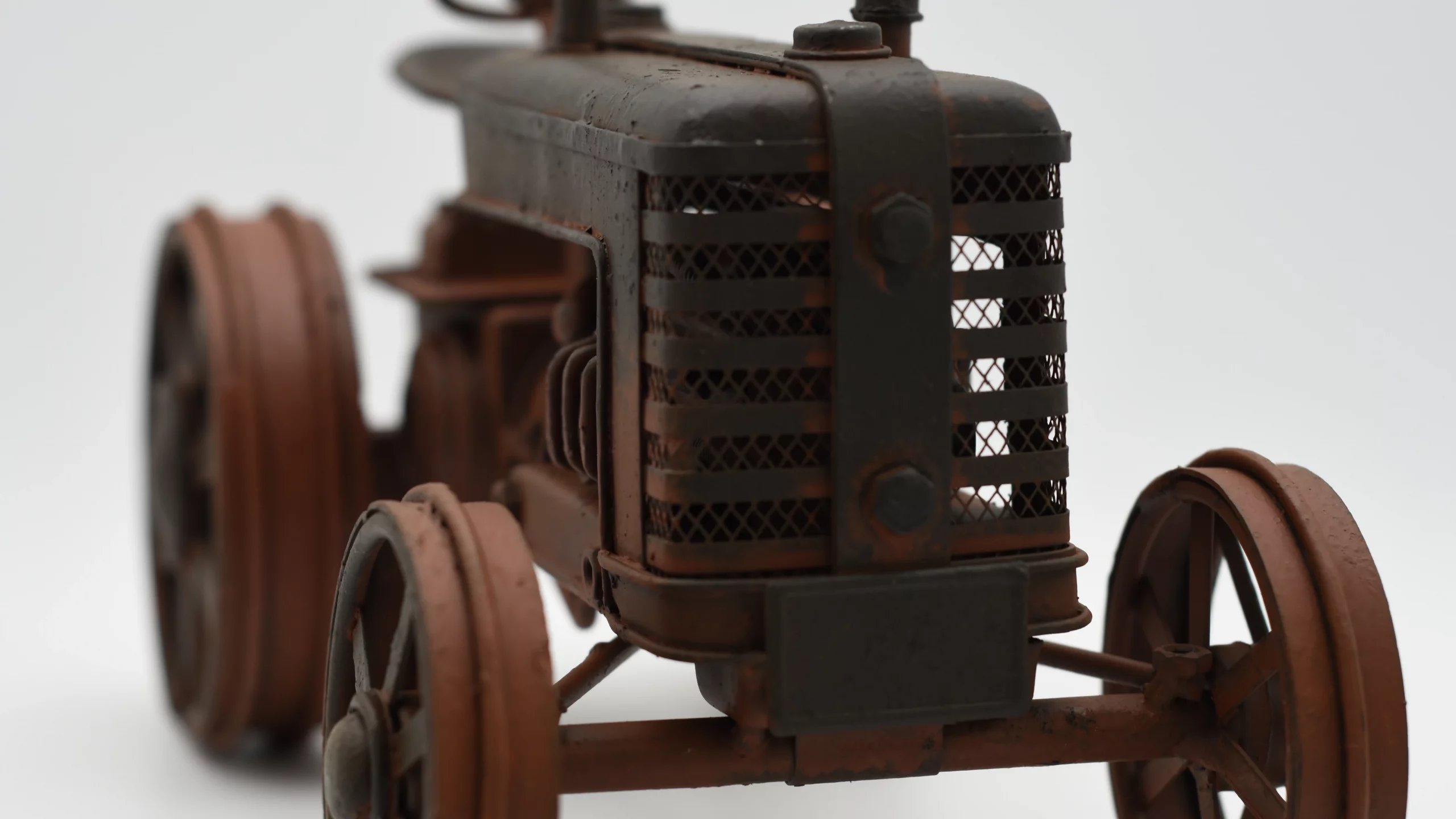 Miniaturmodel eines alten Treckers aus Zinn in Rostfarben – Bild 3