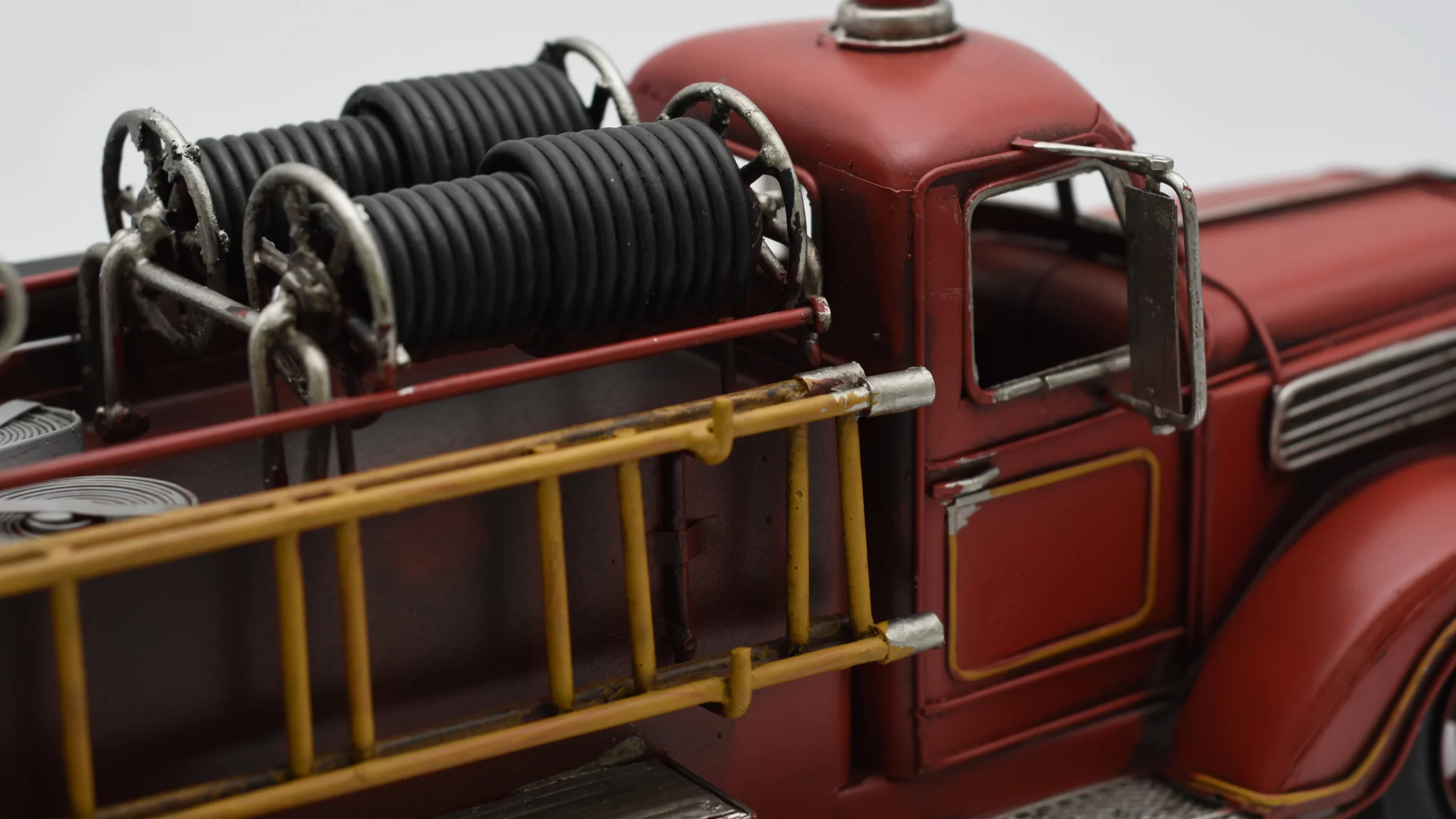 Miniaturmodel eines Feuerwehrtrucks aus Zinn aus den 1940er Jahren – Bild 3