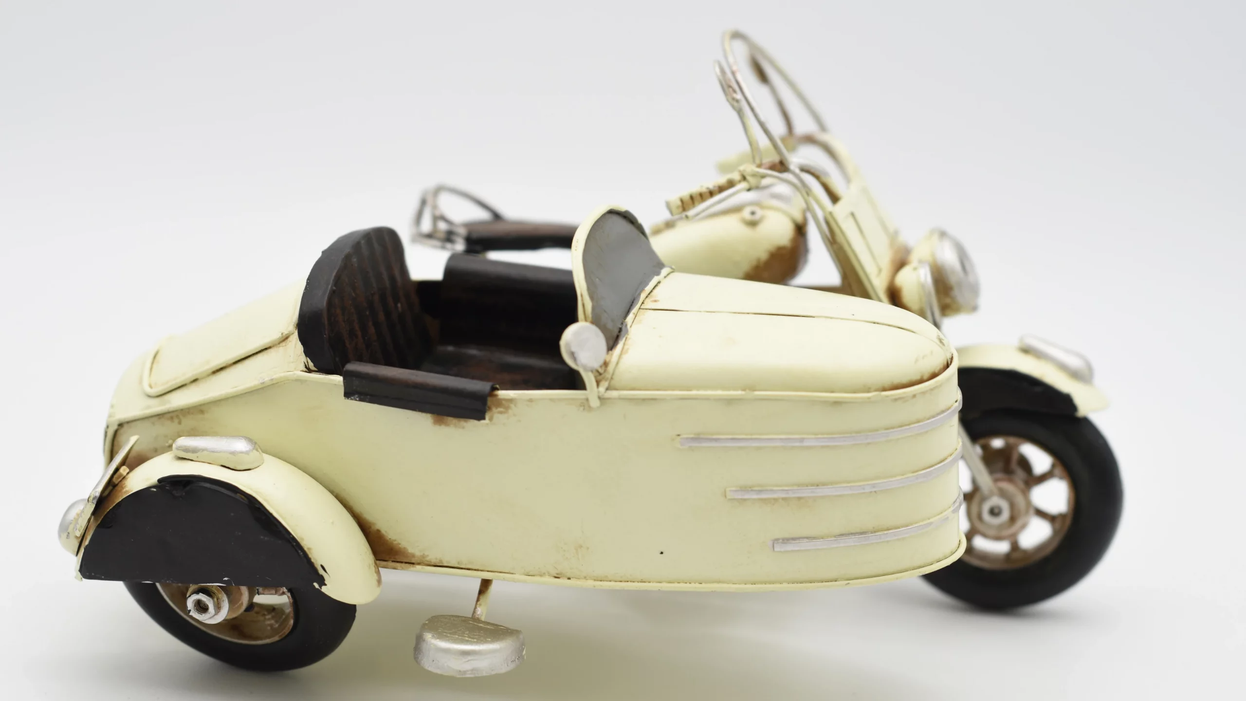Miniaturmodel eines Motorrads mit Beiwagen aus Zinn in Beige – Bild 3