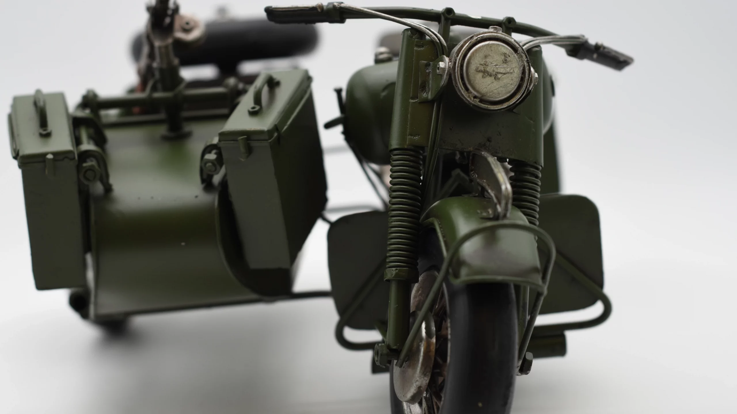 Miniaturmotorrad mit Beiwagen aus Zinn – Bild 4