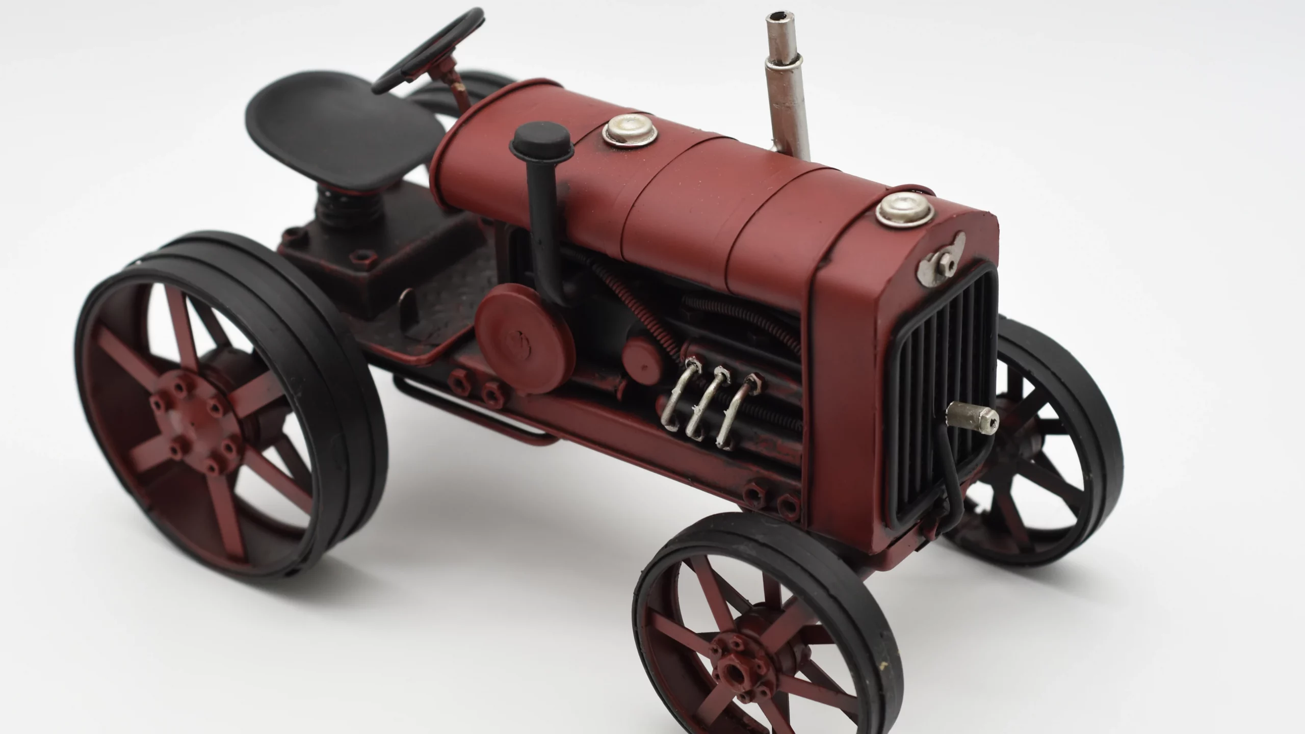 Miniaturmodel eines alten Treckers in Weinrot – Bild 4