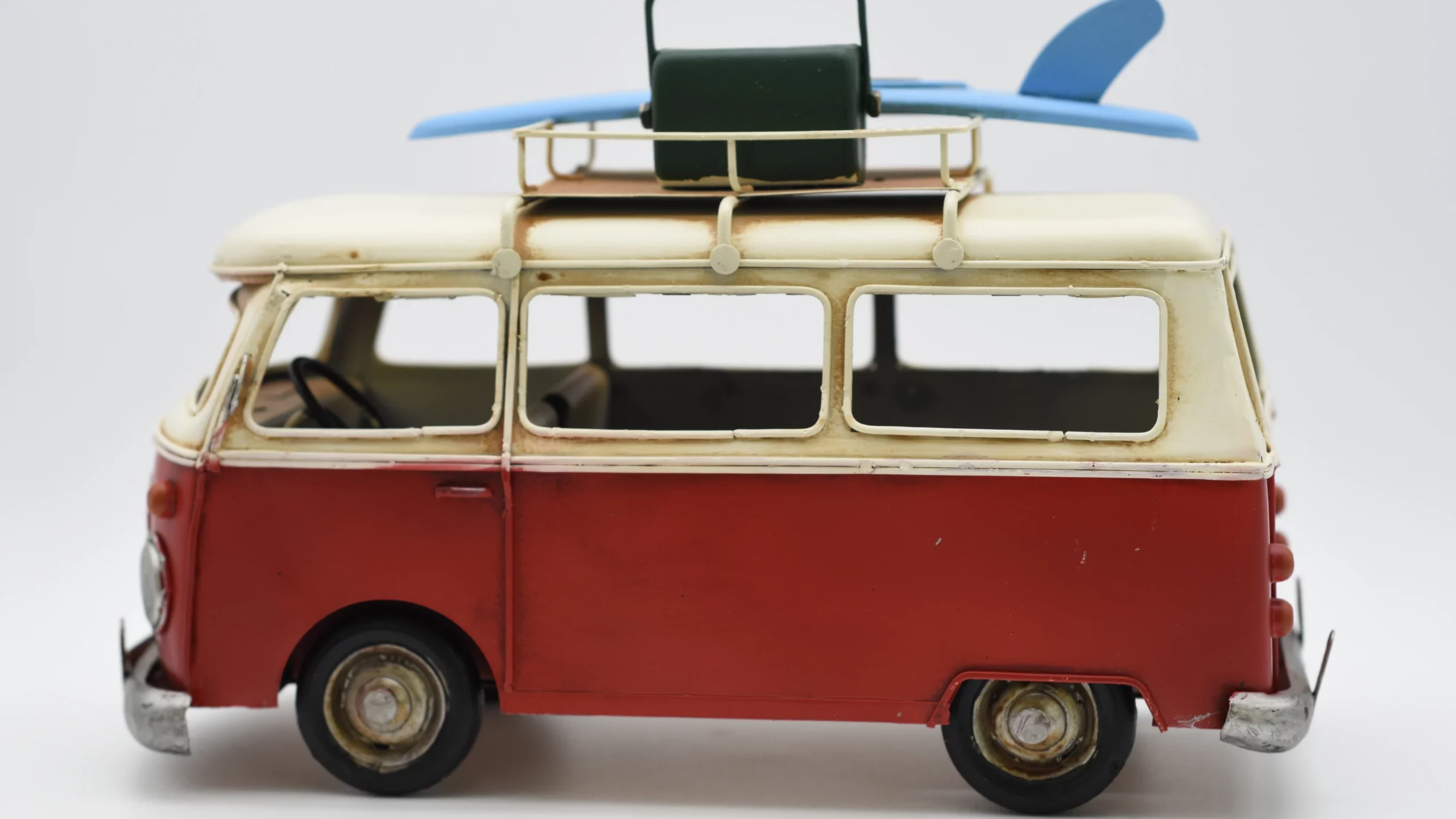 Miniaturmodel eines VW-Busses in Rot-Beige mit Koffer – Bild 4