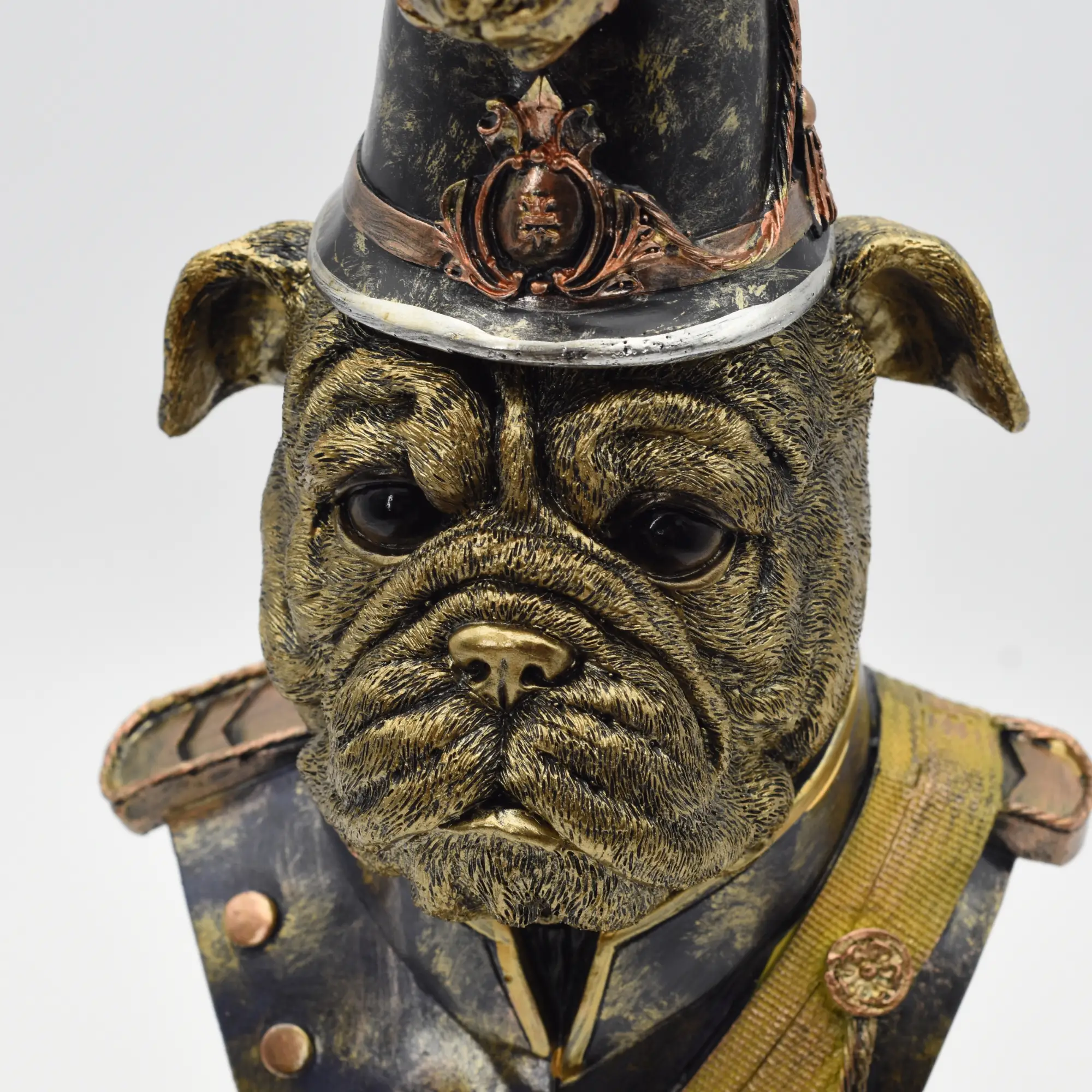 Büste einer Bulldogge in Uniform – Bild 8