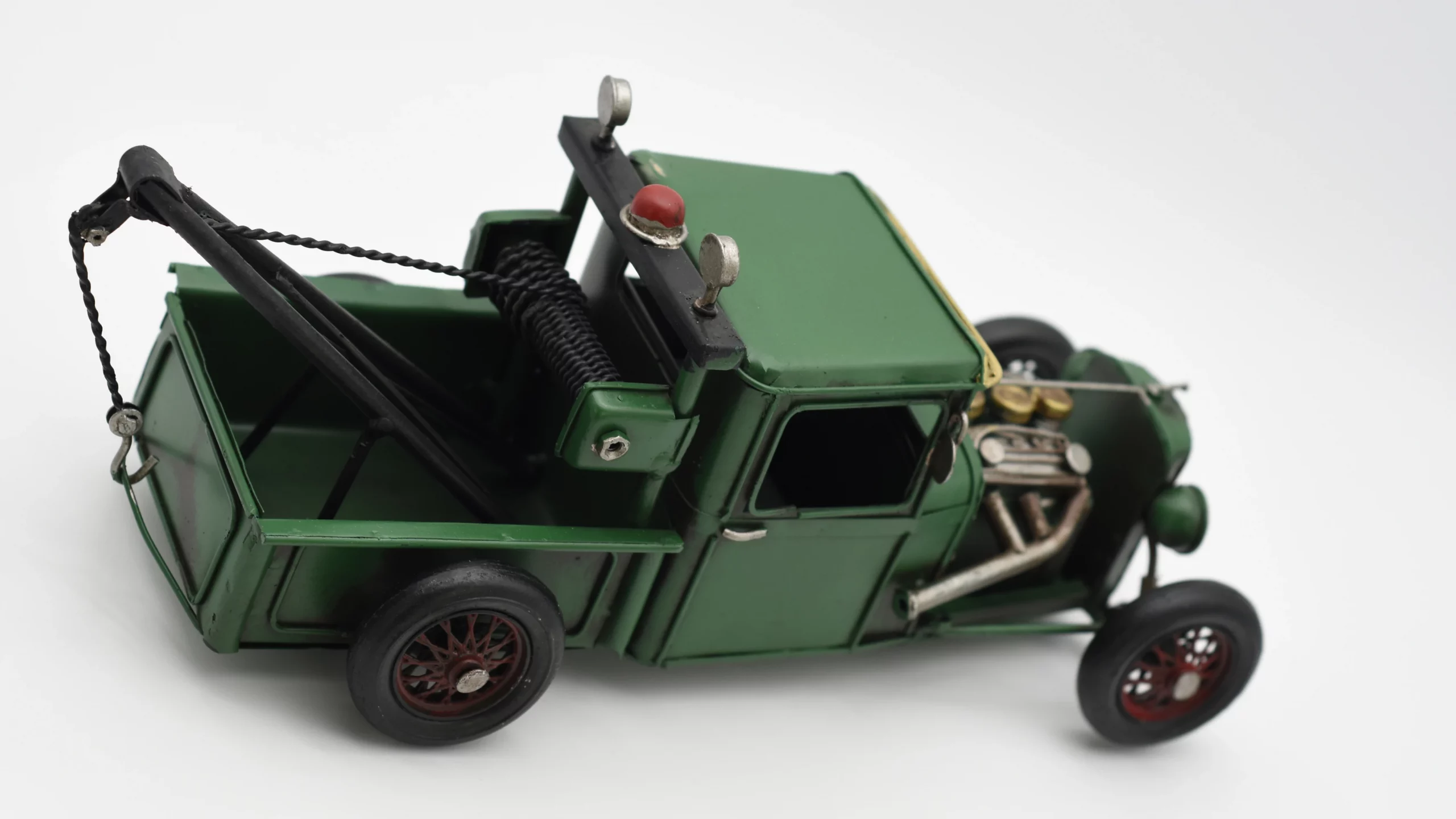 Miniaturmodel eines Hot-Rod-Abschleppwagens aus Zinn in Tannengrün – Bild 4