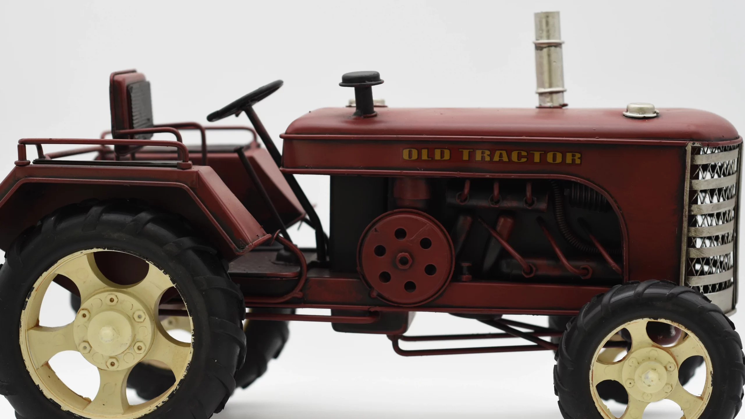 Miniaturmodel eines alten Treckers aus Zinn in Weinrot – Bild 4