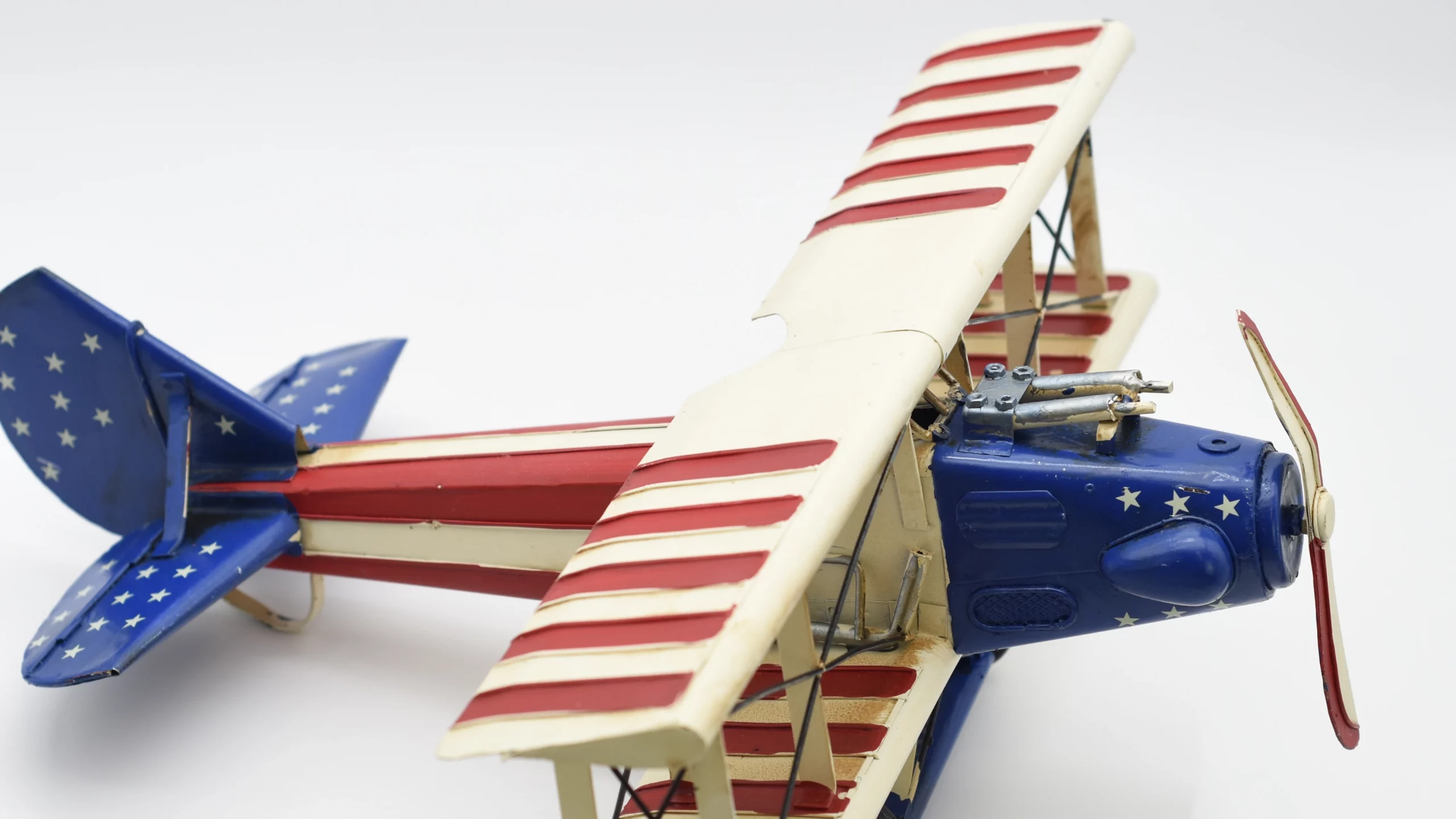 Miniaturmodel eines bewaffneten Doppeldeckerflugzeugs aus Zinn mit US-Flagge – Bild 4