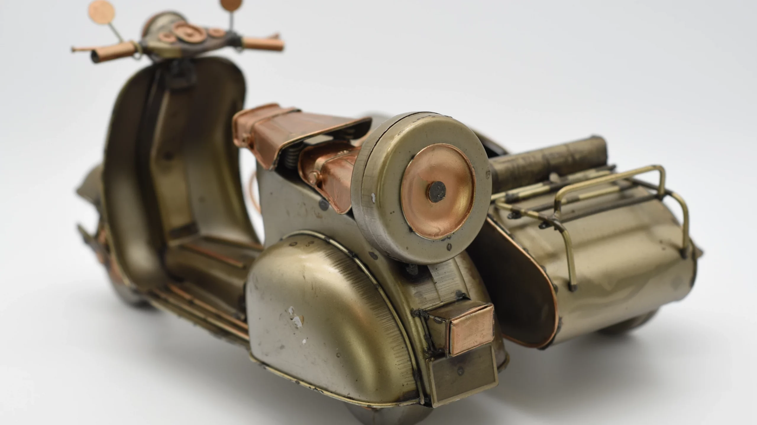 Miniaturmodel einer Vespa mit Beiwagen in Gold- und Bronzefarben – Bild 4