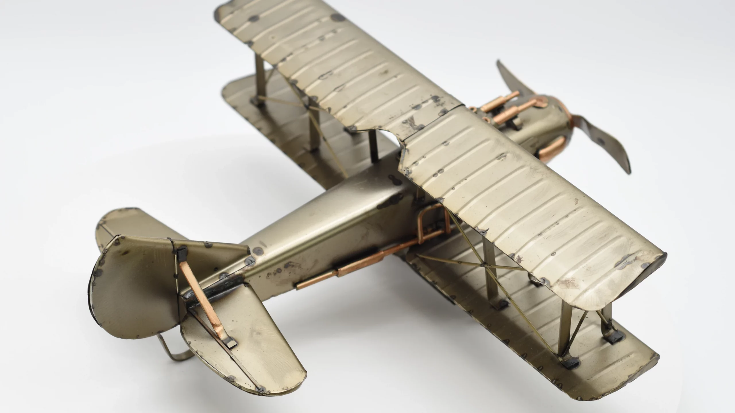 Miniaturmodel eines bewaffneten Doppeldeckerflugzeuge in Gold- und Bronzefarben – Bild 4