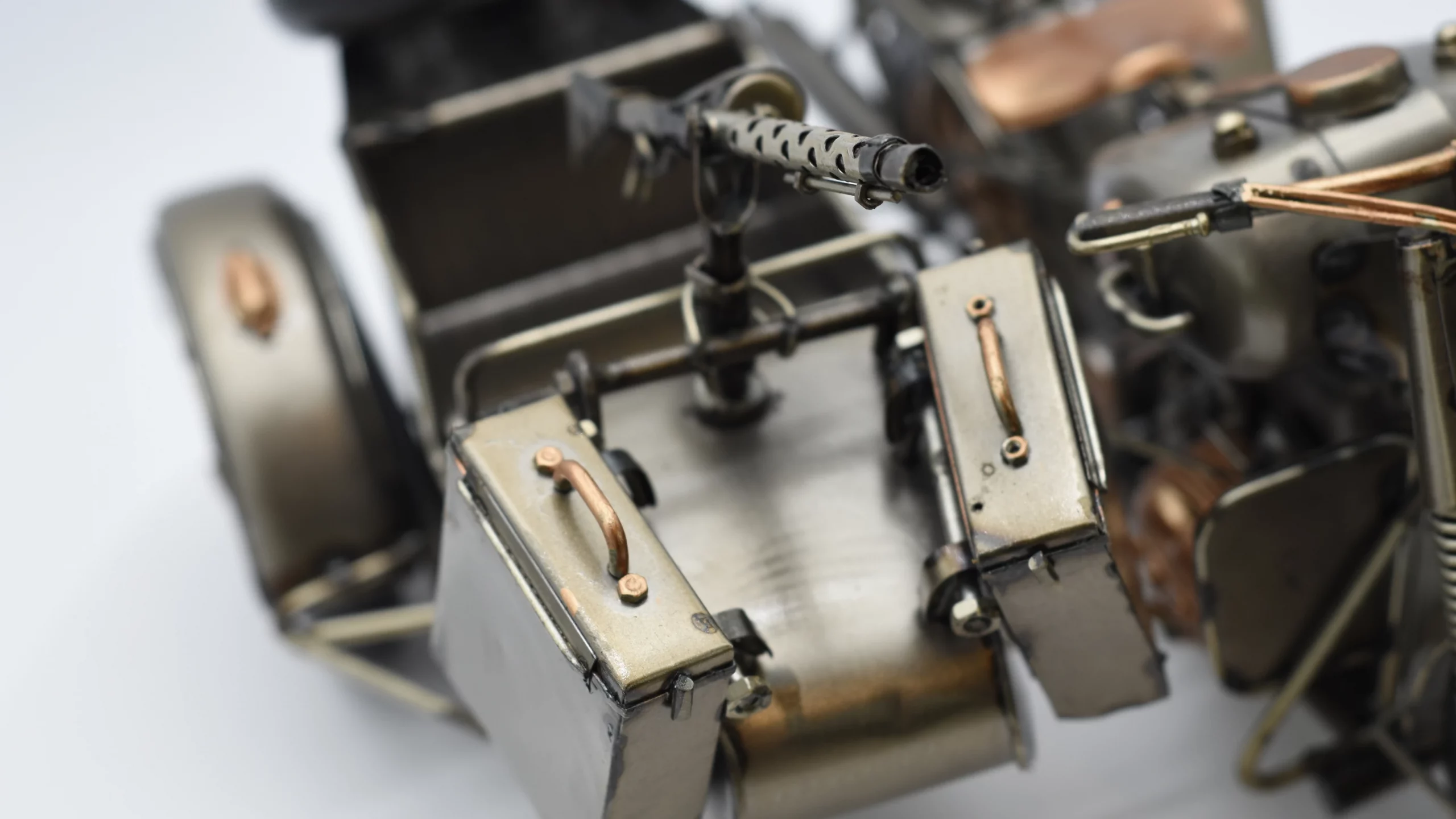 Bewaffnetes Miniaturmotorrad mit Beiwagen aus Zinn in Gold- und Bronzefarben – Bild 4