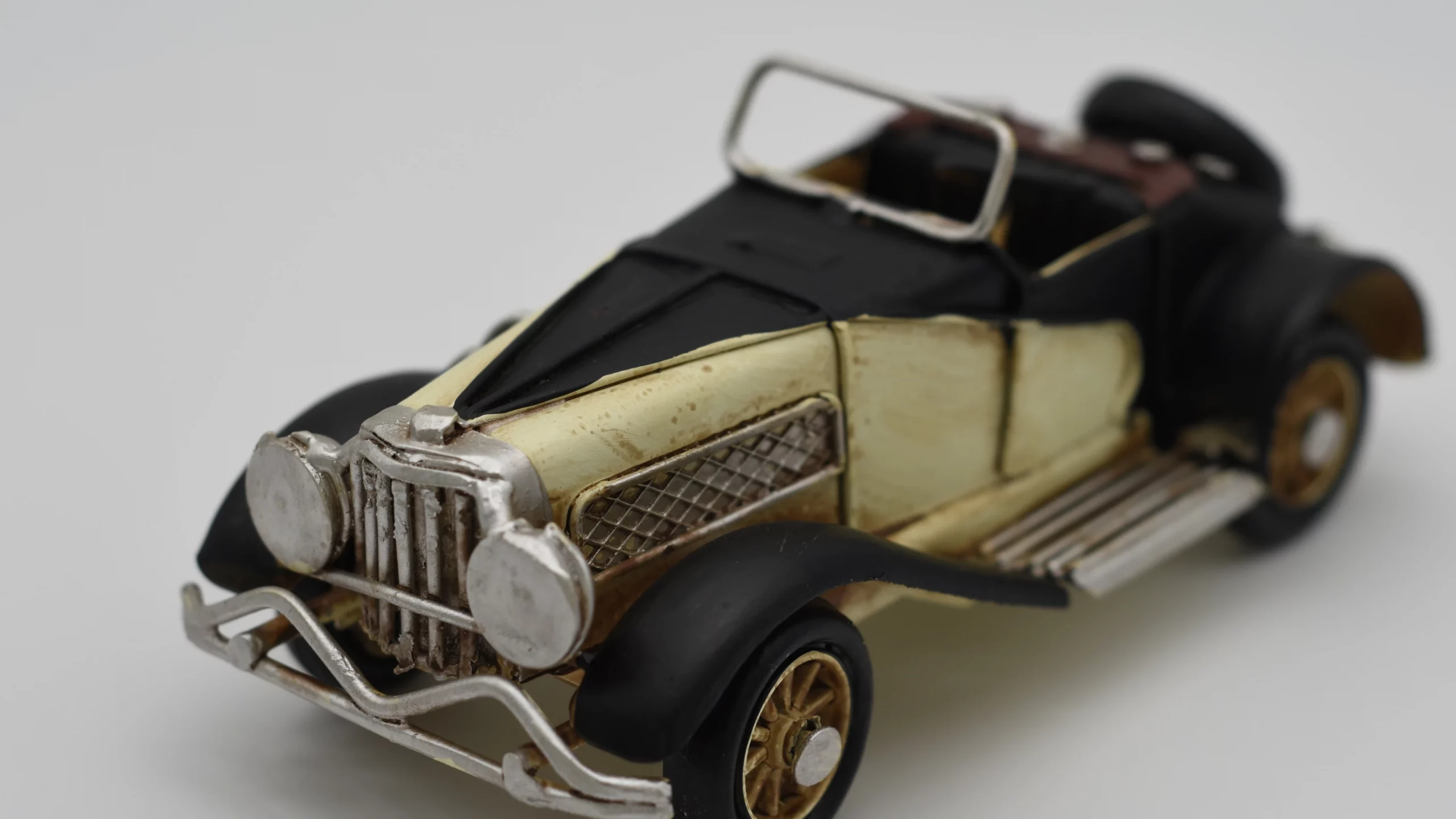 Miniaturmodel eines Oldtimers aus Zinn aus den 1920er Jahren in Schwarz-Weiß – Bild 4