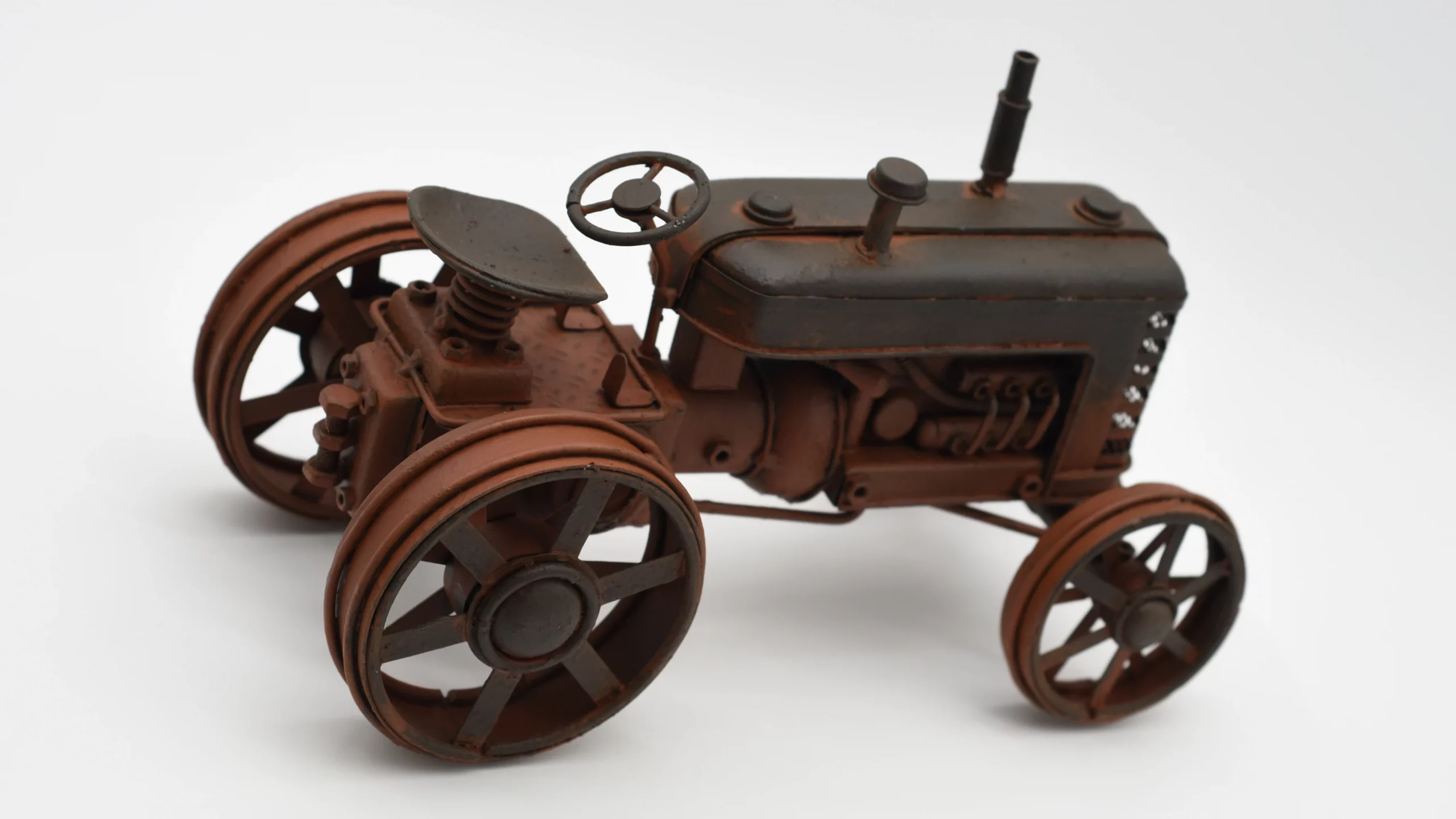 Miniaturmodel eines alten Treckers aus Zinn in Rostfarben – Bild 4