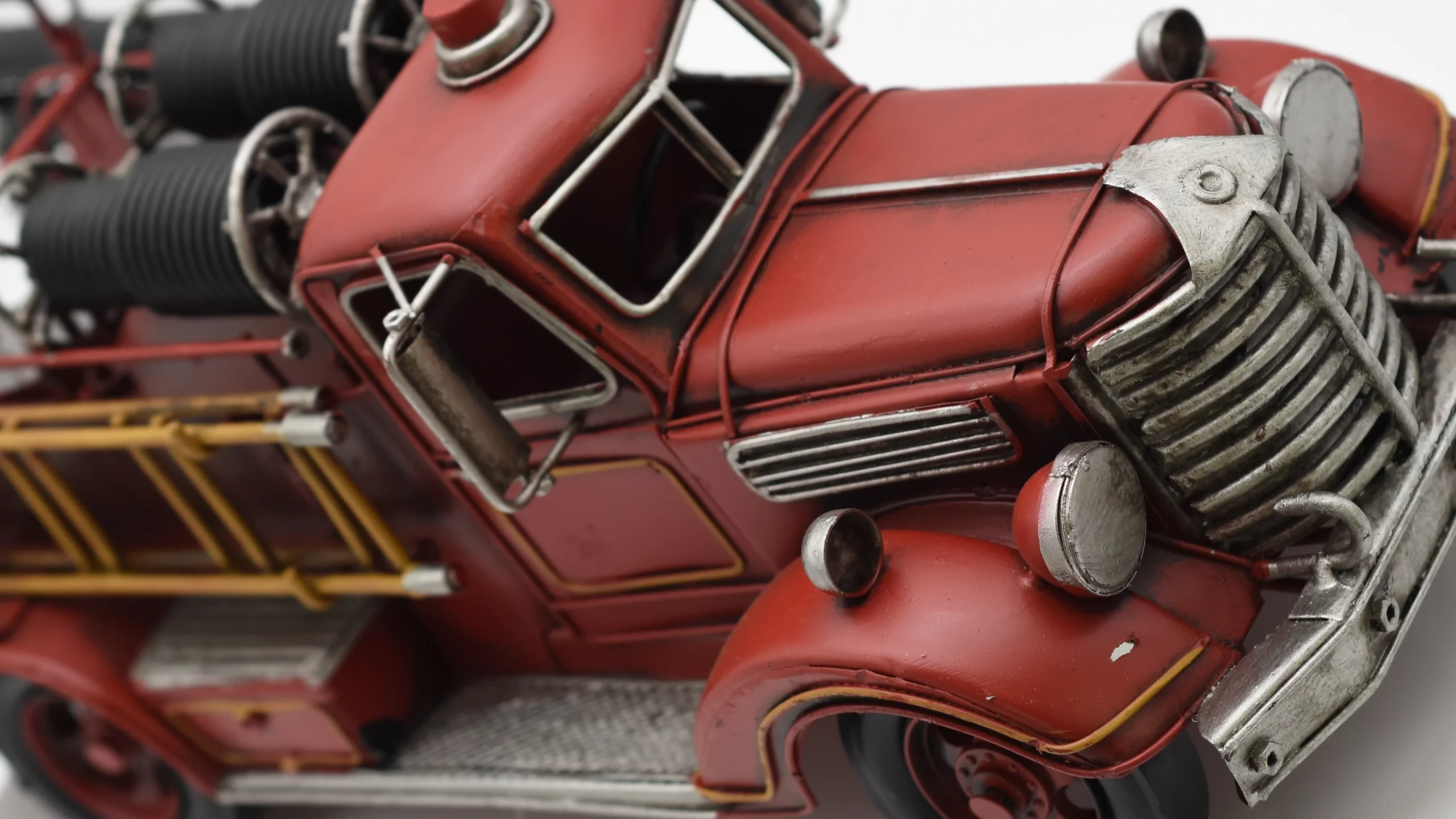 Miniaturmodel eines Feuerwehrtrucks aus Zinn aus den 1940er Jahren – Bild 4