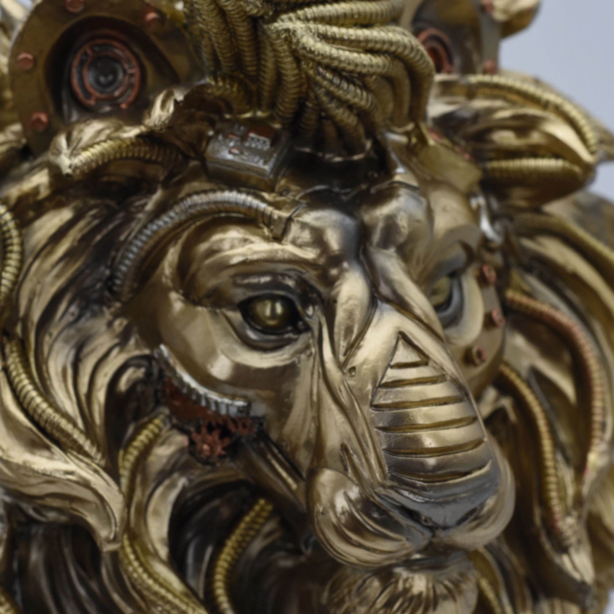 Sitzender Löwe aus Resin im Steampunkstyle – Bild 3