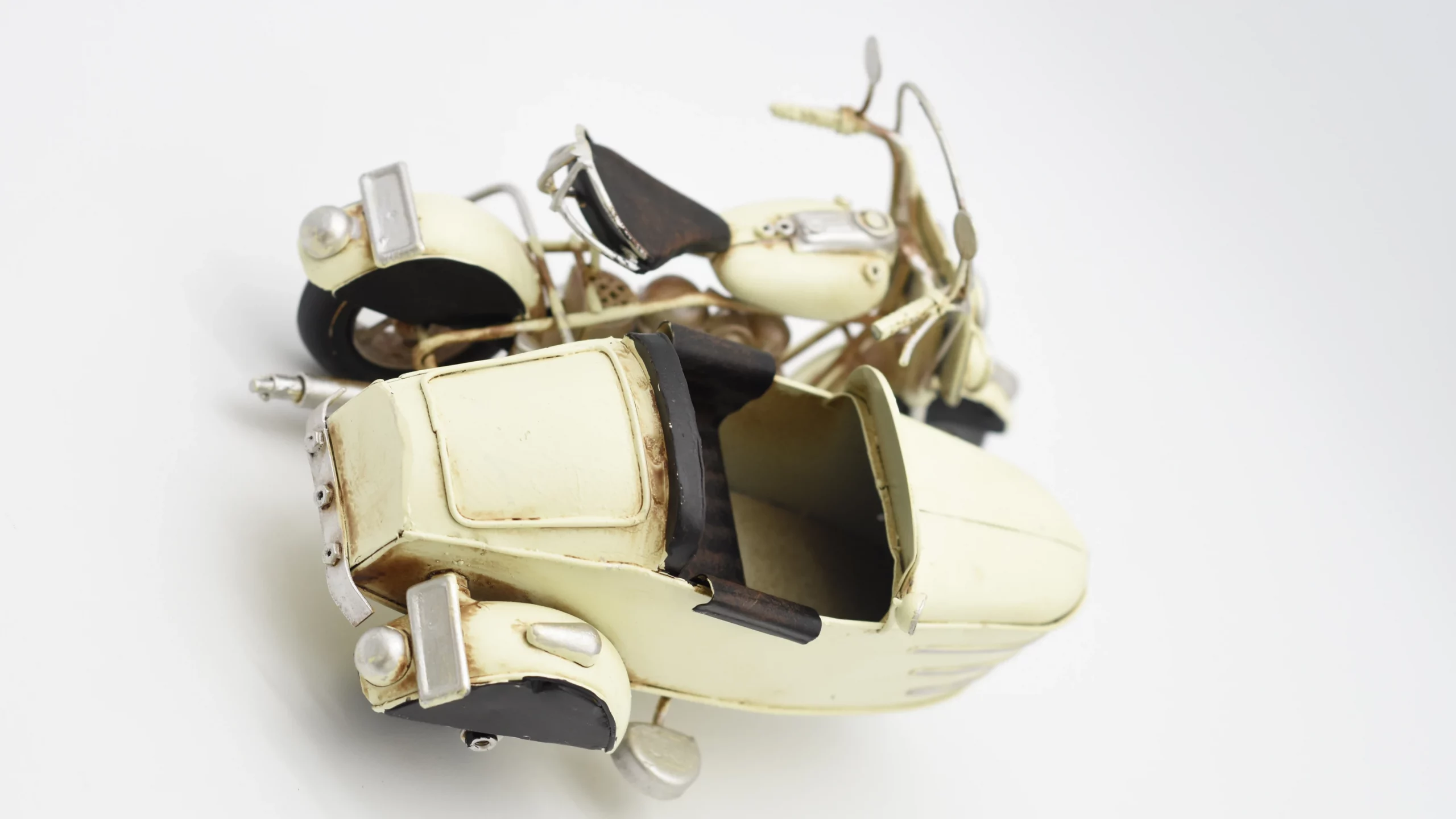 Miniaturmodel eines Motorrads mit Beiwagen aus Zinn in Beige – Bild 4