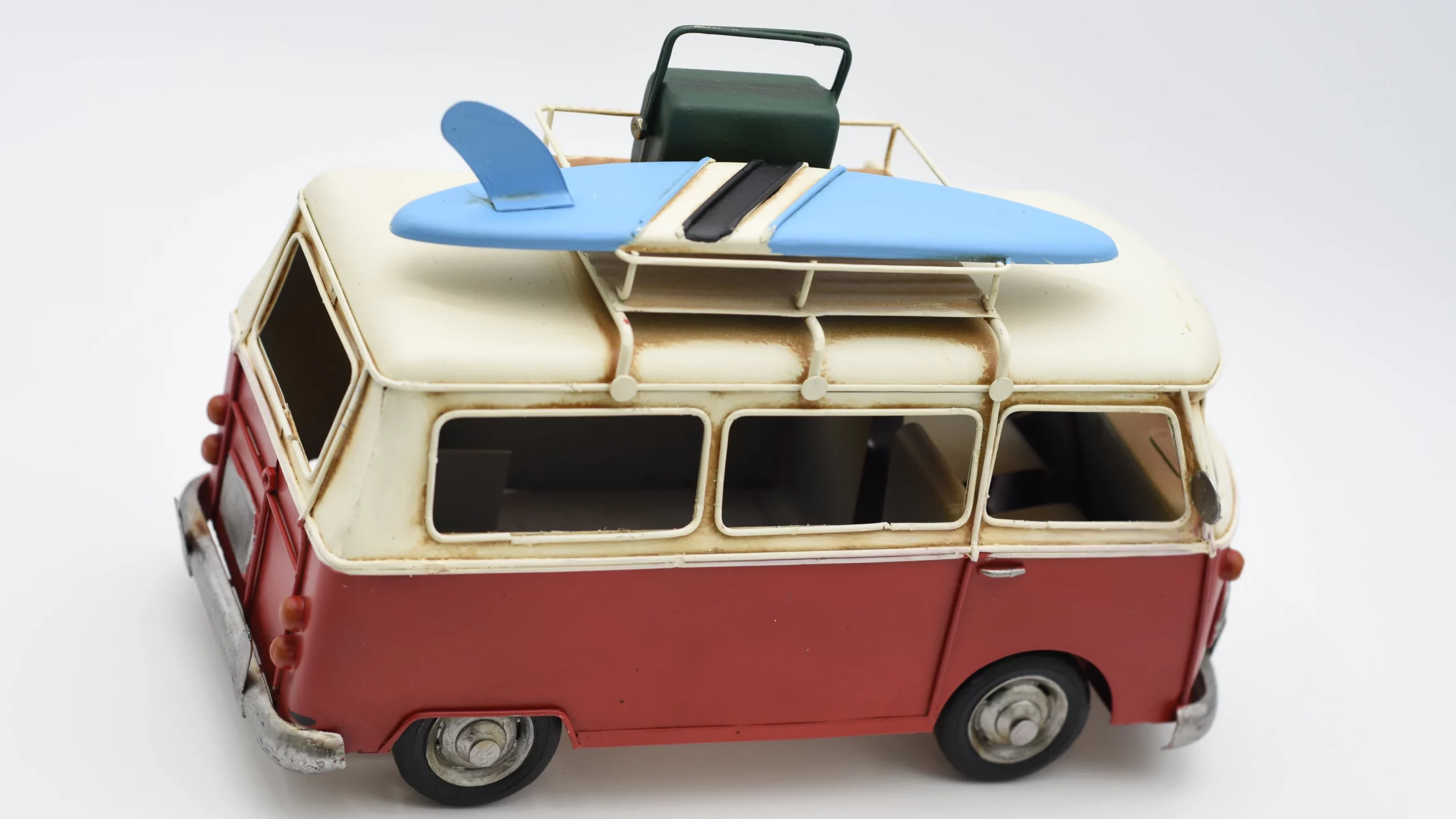 Miniaturmodel eines VW-Busses in Rot-Beige mit Koffer – Bild 5