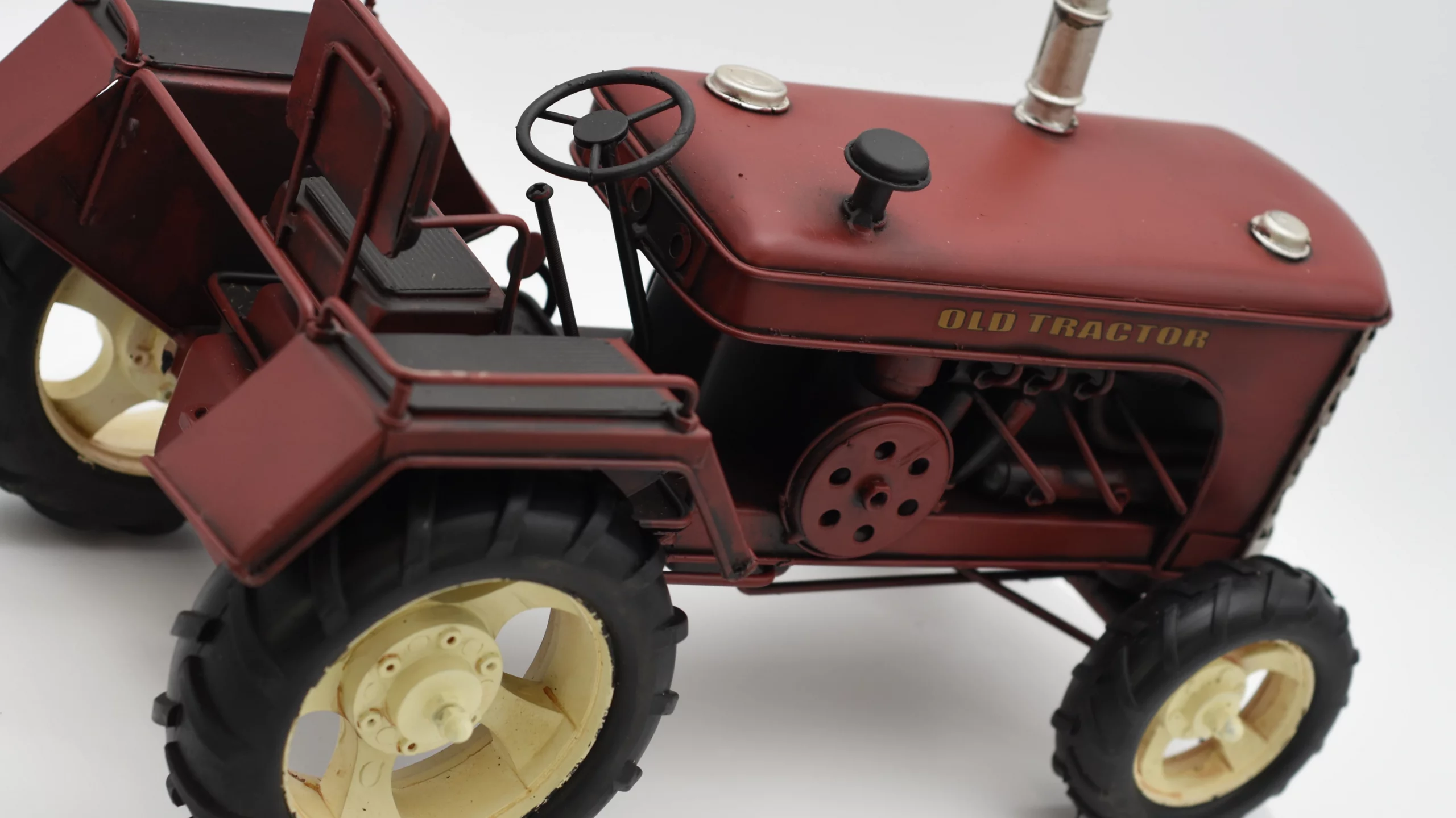 Miniaturmodel eines alten Treckers aus Zinn in Weinrot – Bild 7