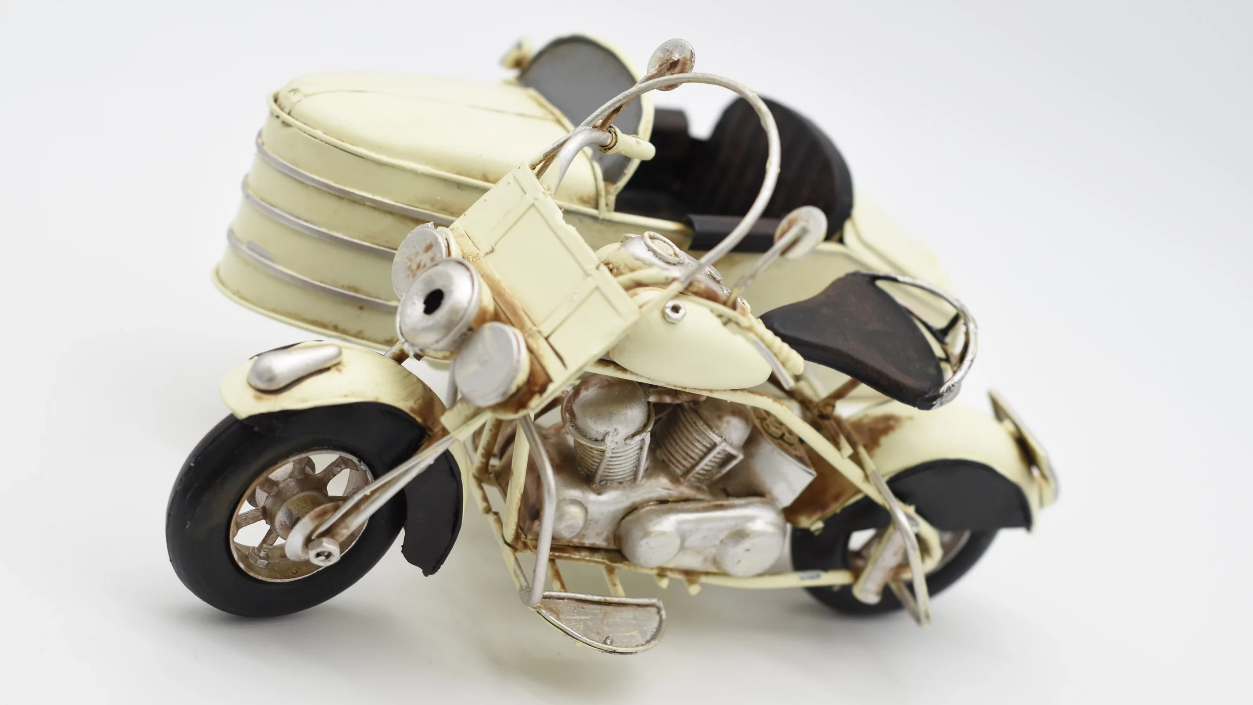 Miniaturmodel eines Motorrads mit Beiwagen aus Zinn in Beige – Bild 5