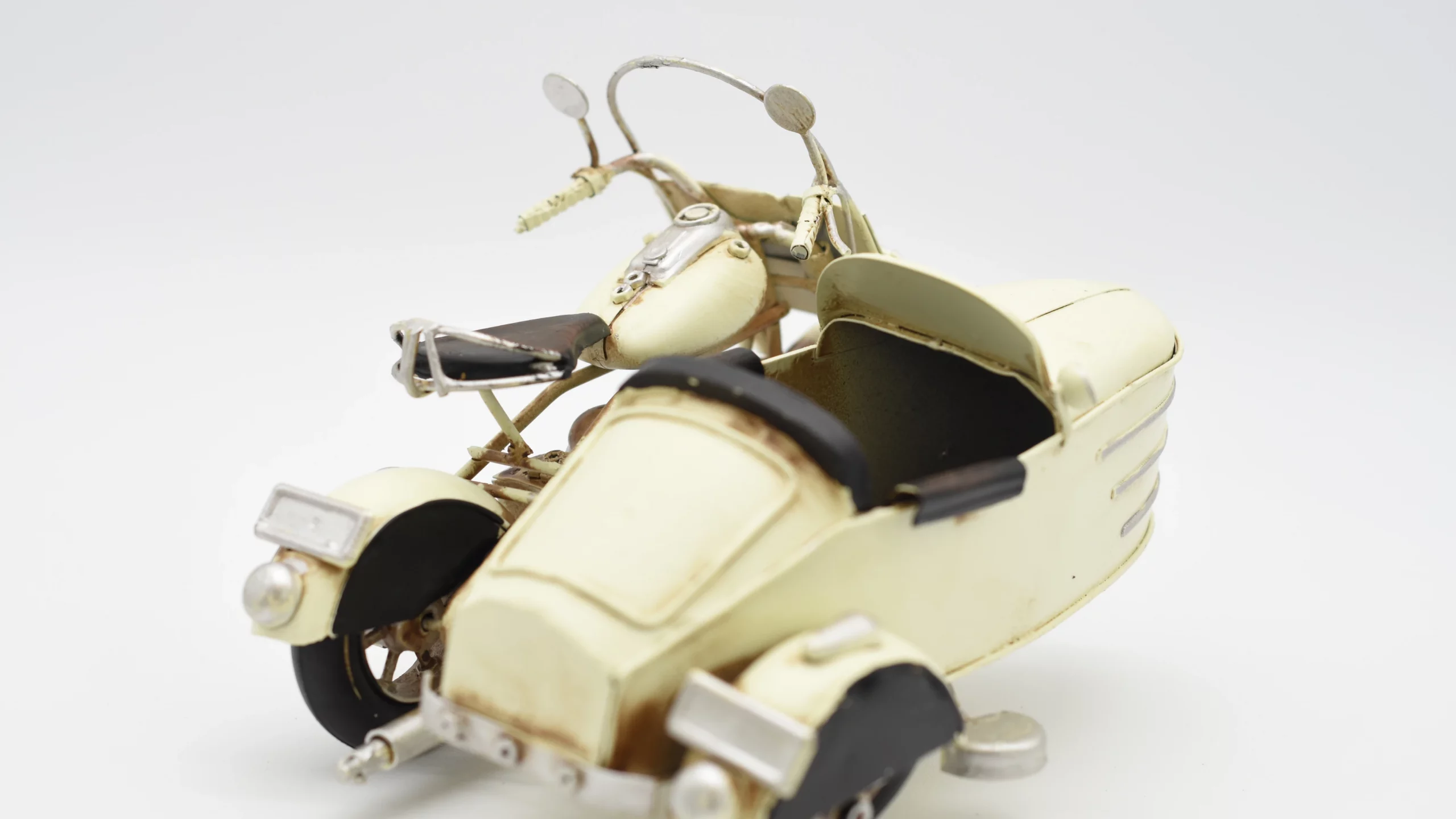 Miniaturmodel eines Motorrads mit Beiwagen aus Zinn in Beige – Bild 6